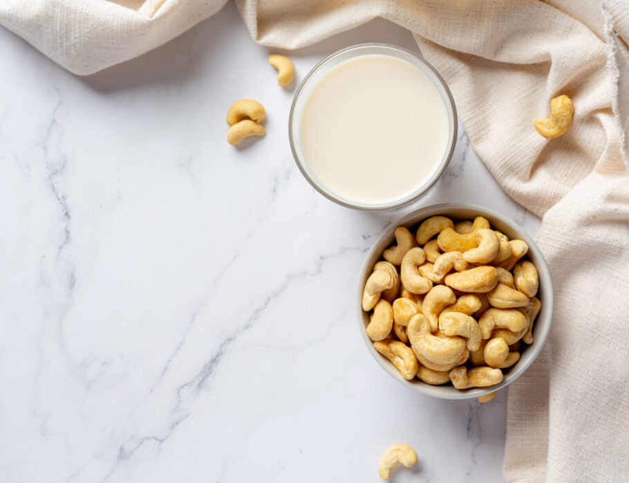 vegan-cashew-milk-glass-wit / Cashew Nuts